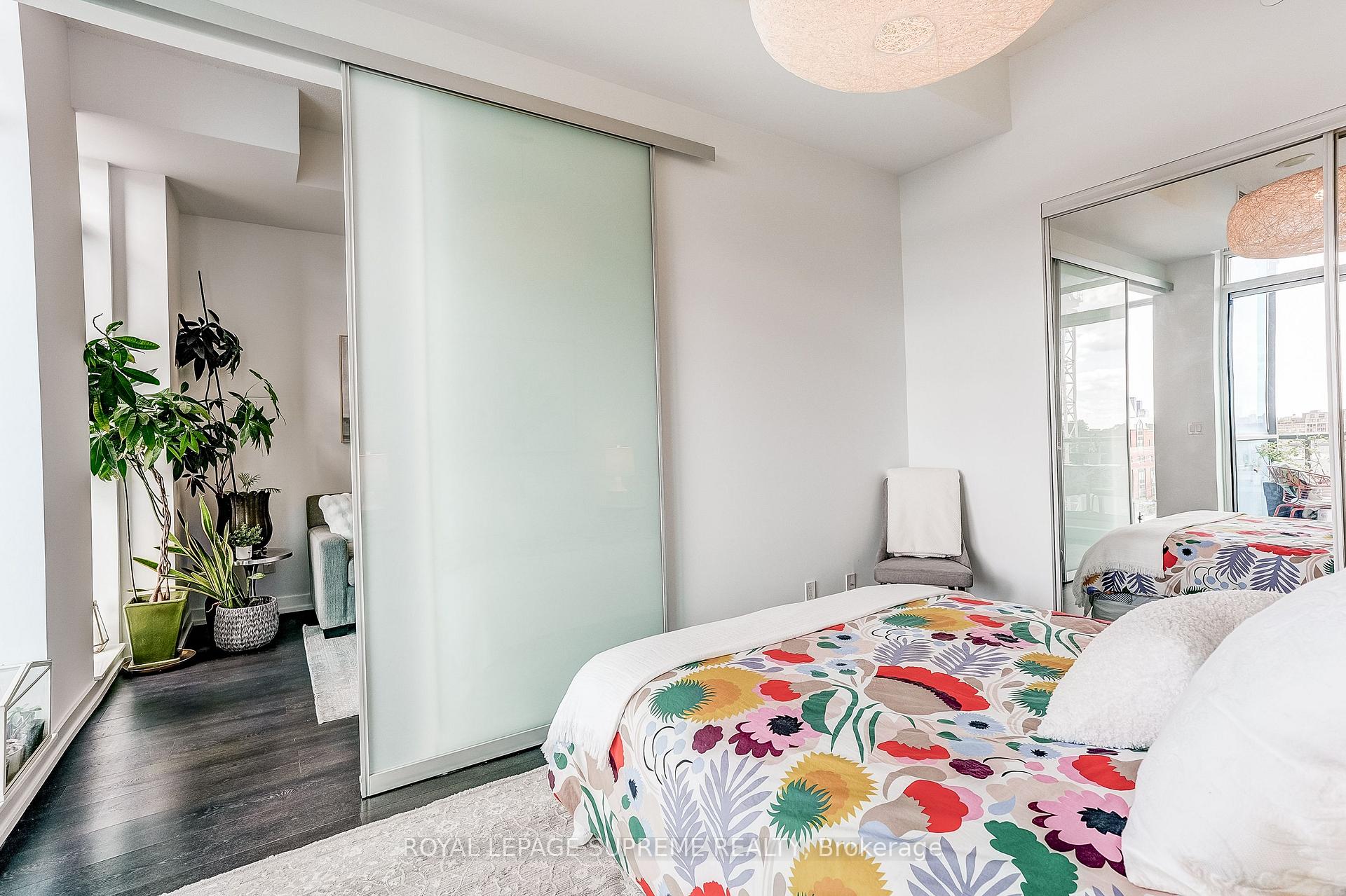 297 College Street 720, Toronto Unit: 720