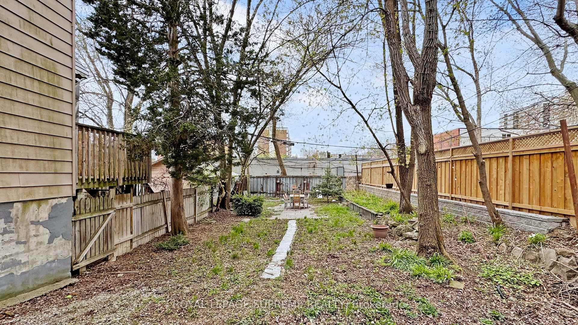 370 Jones Avenue, Toronto E01