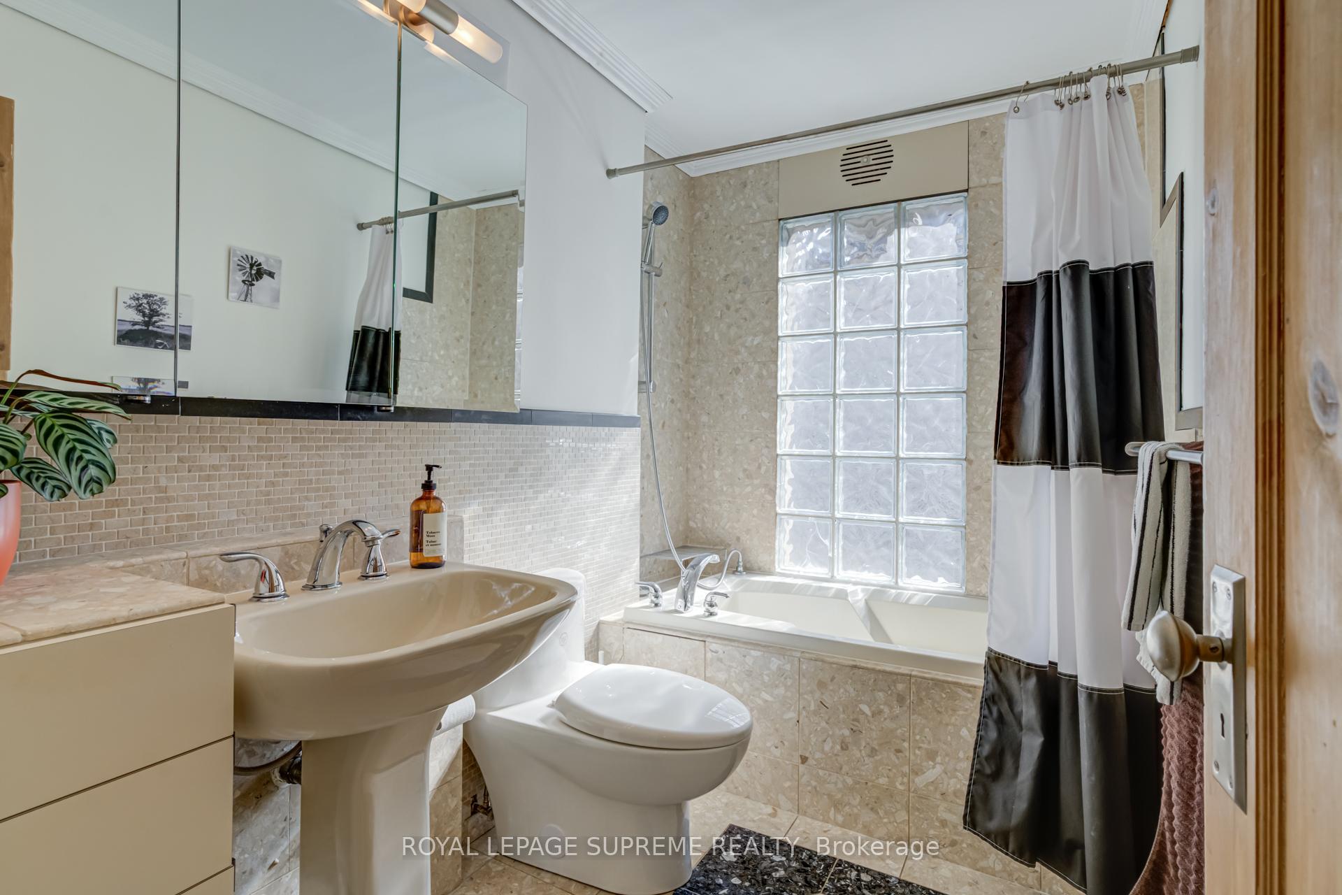 11 West Lynn Avenue, Toronto E02