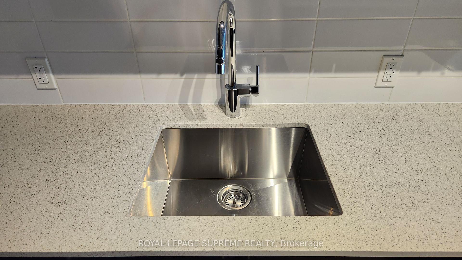 8960 Jane Street 404