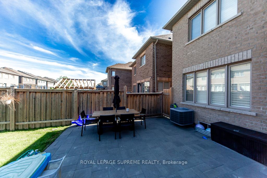 43 Hoard Avenue N