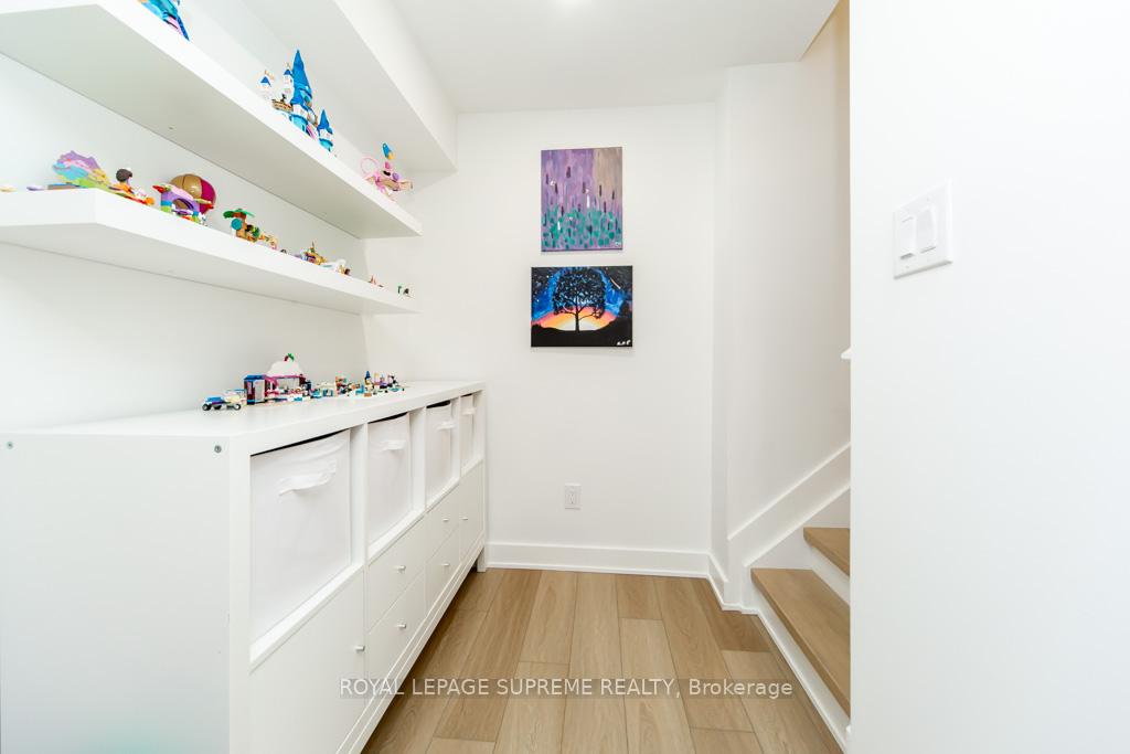 43 Hoard Avenue N