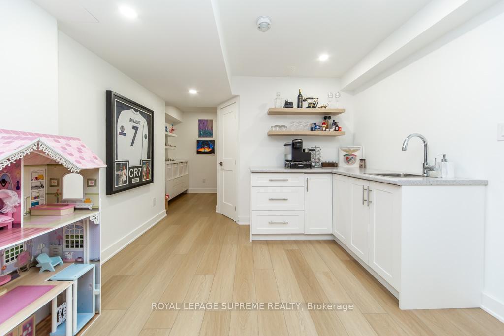 43 Hoard Avenue N