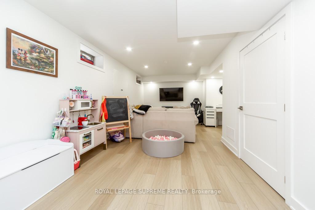 43 Hoard Avenue N