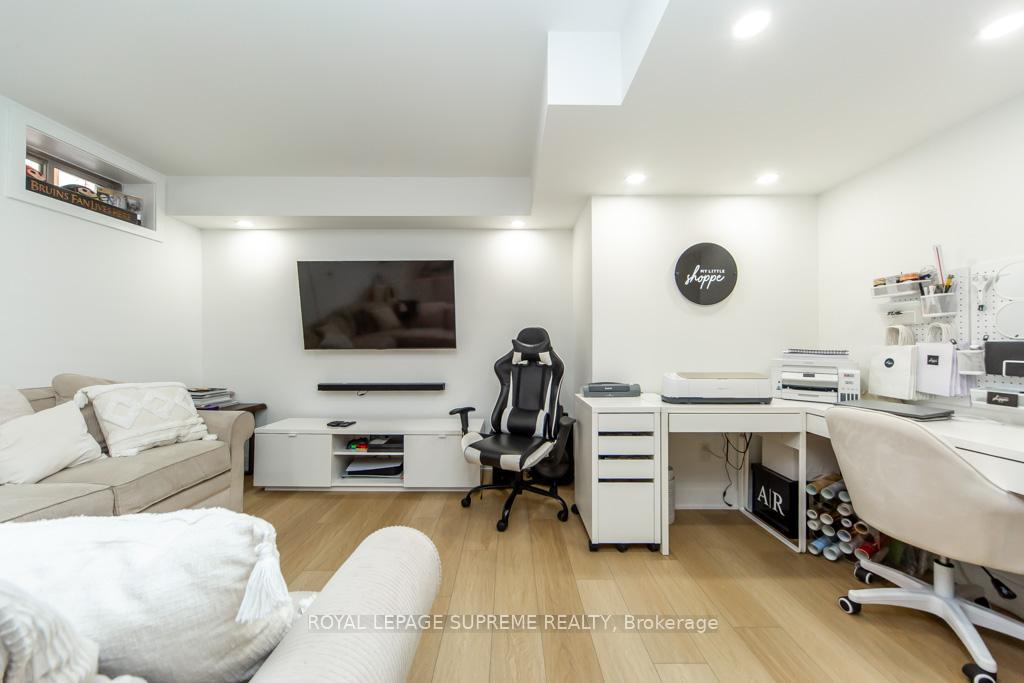 43 Hoard Avenue N