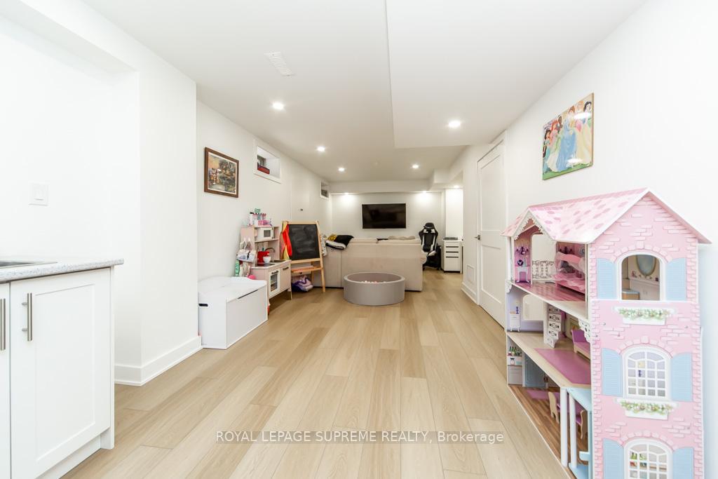 43 Hoard Avenue N