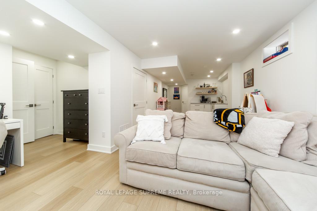 43 Hoard Avenue N