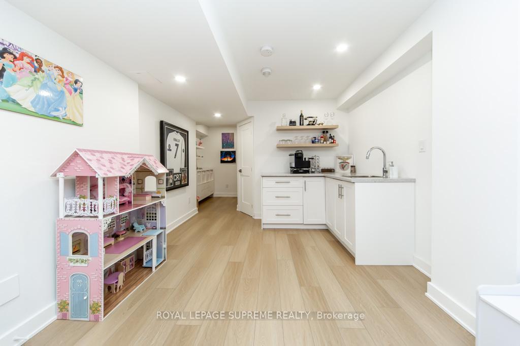43 Hoard Avenue N