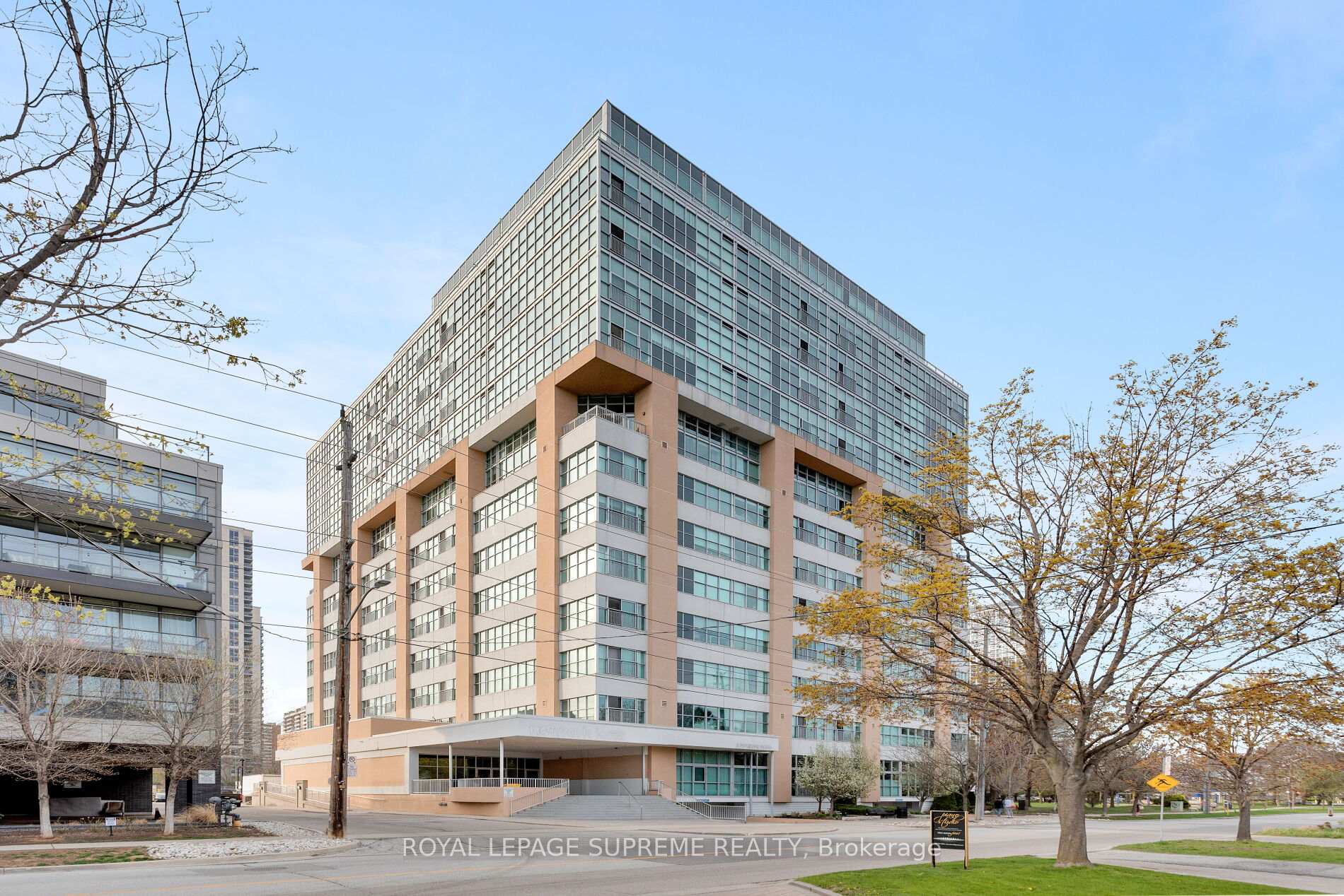#209 - 2 Fieldway Road, Toronto Unit: 209