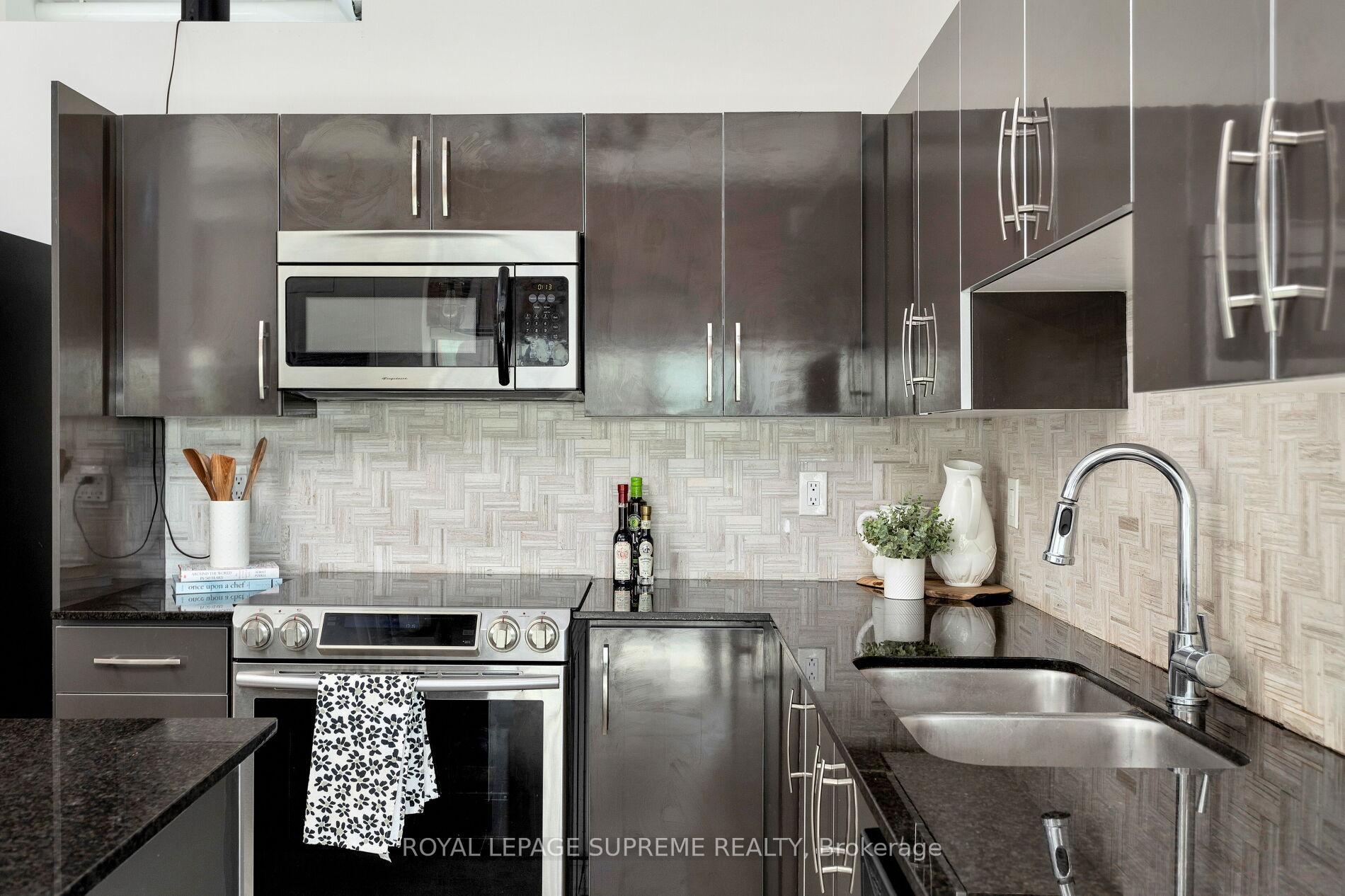 #209 - 2 Fieldway Road, Toronto Unit: 209