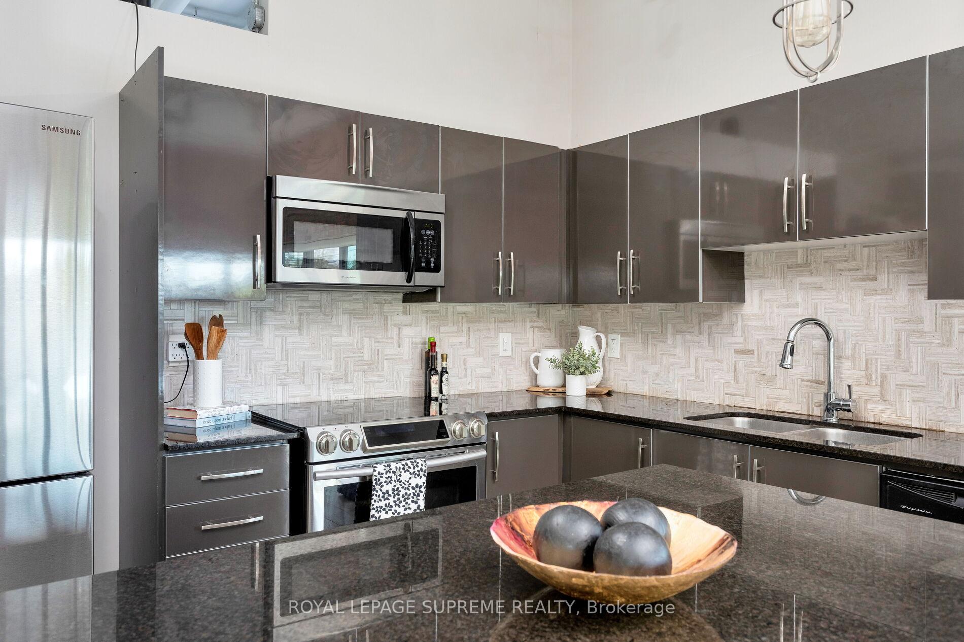 #209 - 2 Fieldway Road, Toronto Unit: 209