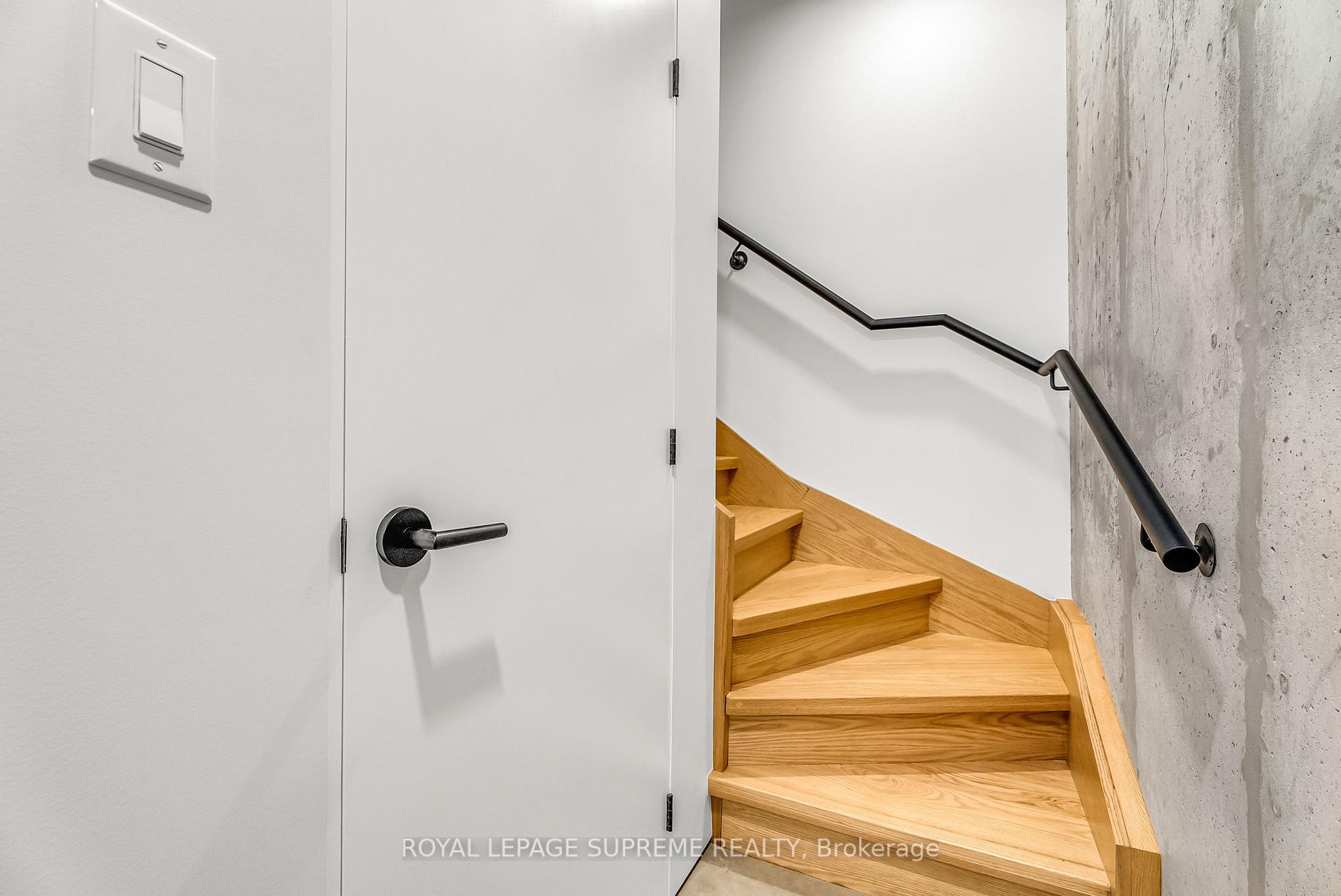 101 Bernice Crescent 1, Toronto W03 Unit: 1