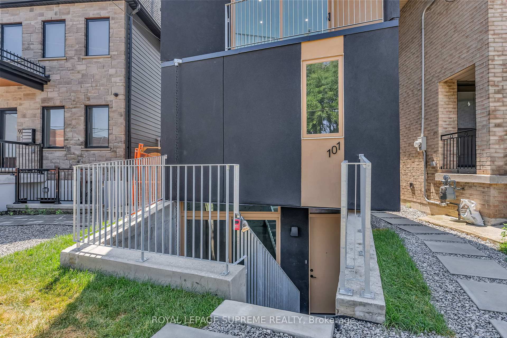 101 Bernice Crescent 1, Toronto W03 Unit: 1
