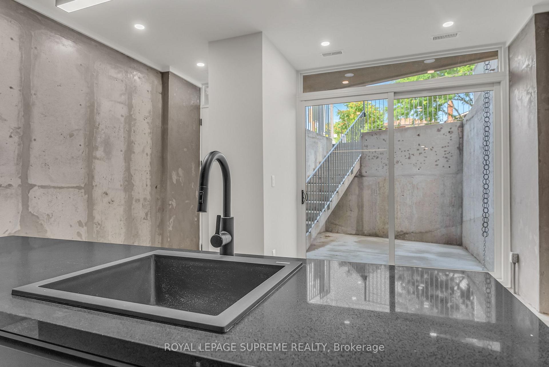 101 Bernice Crescent 1, Toronto W03 Unit: 1