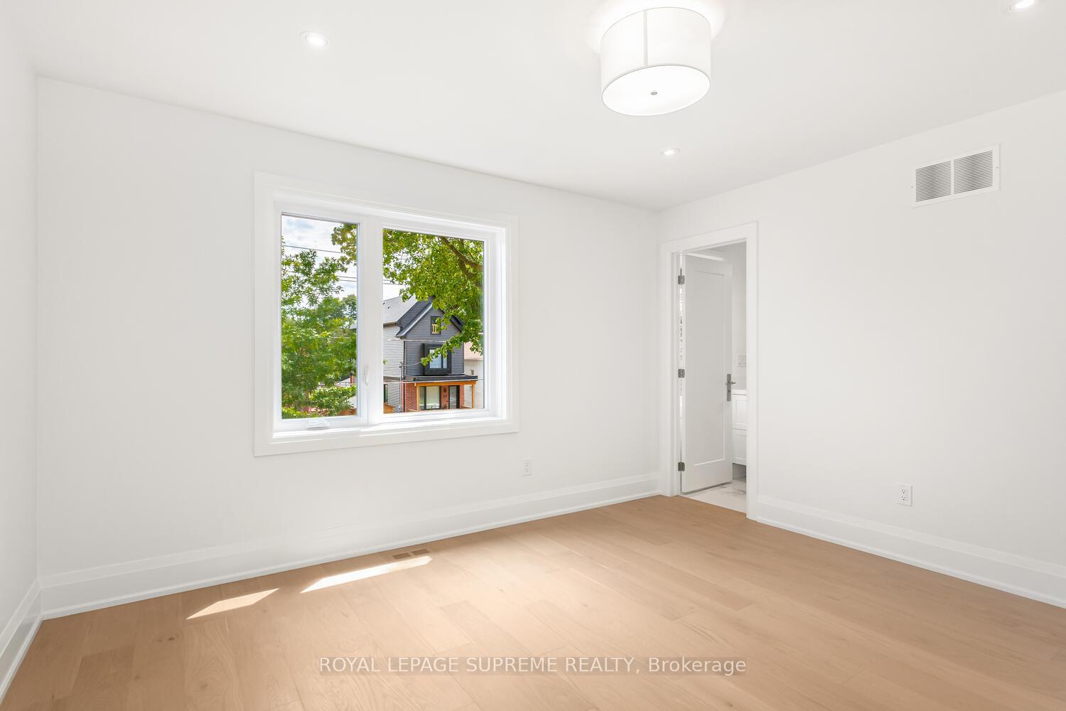 24 York Avenue, Toronto W04