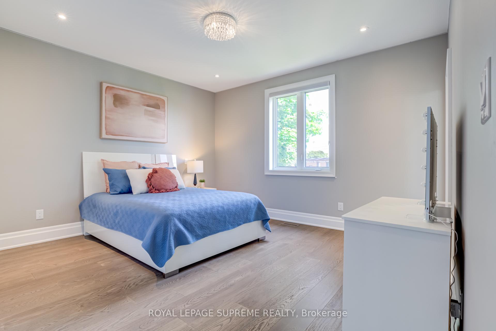 15 Parkchester Road, Toronto W04