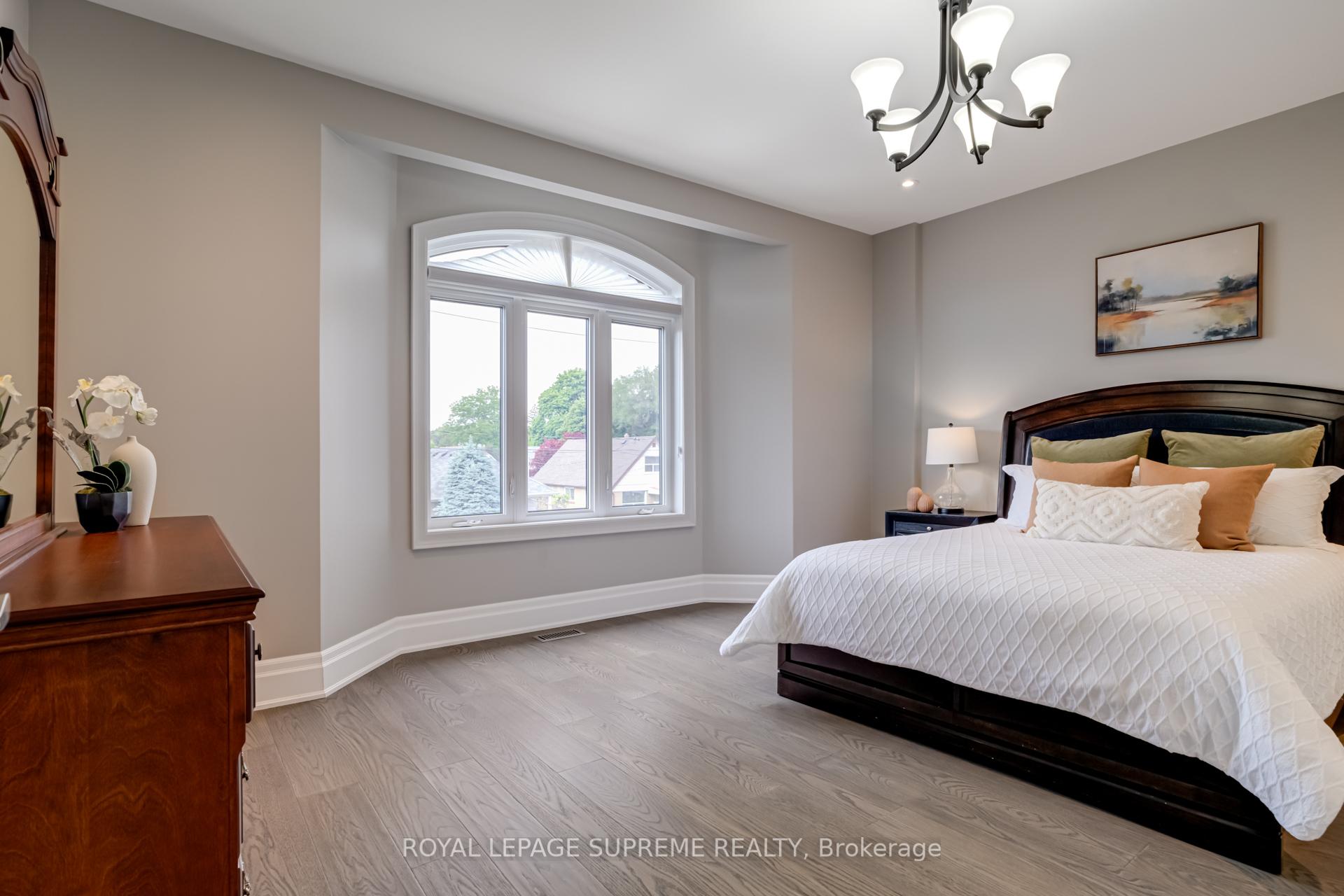 15 Parkchester Road, Toronto W04