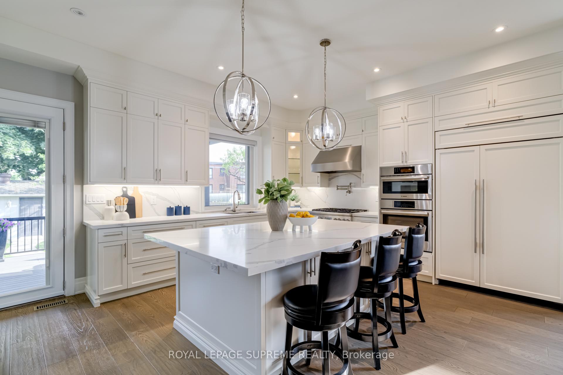 15 Parkchester Road, Toronto W04