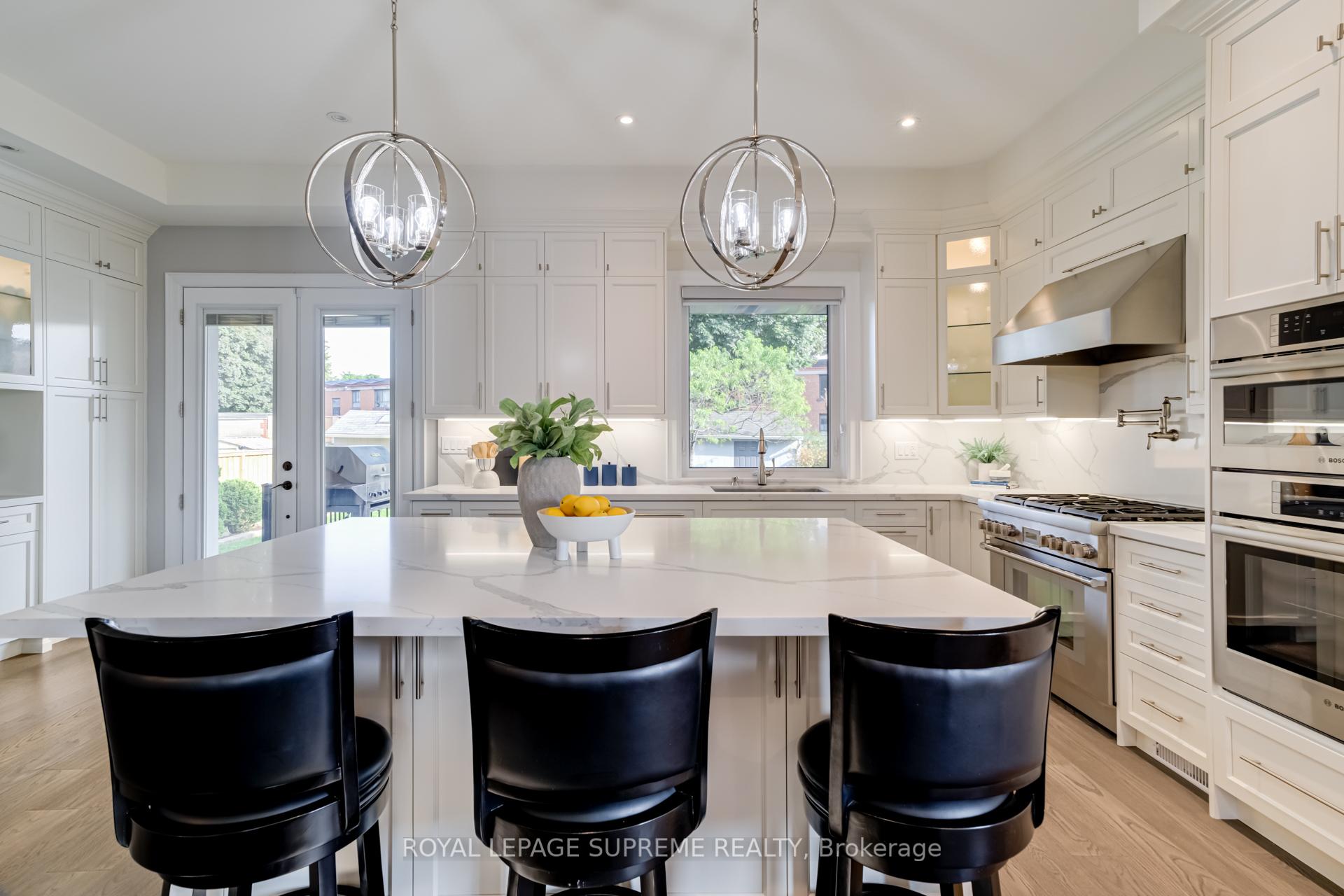 15 Parkchester Road, Toronto W04