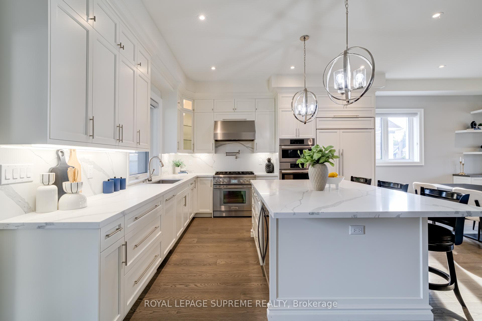 15 Parkchester Road, Toronto W04