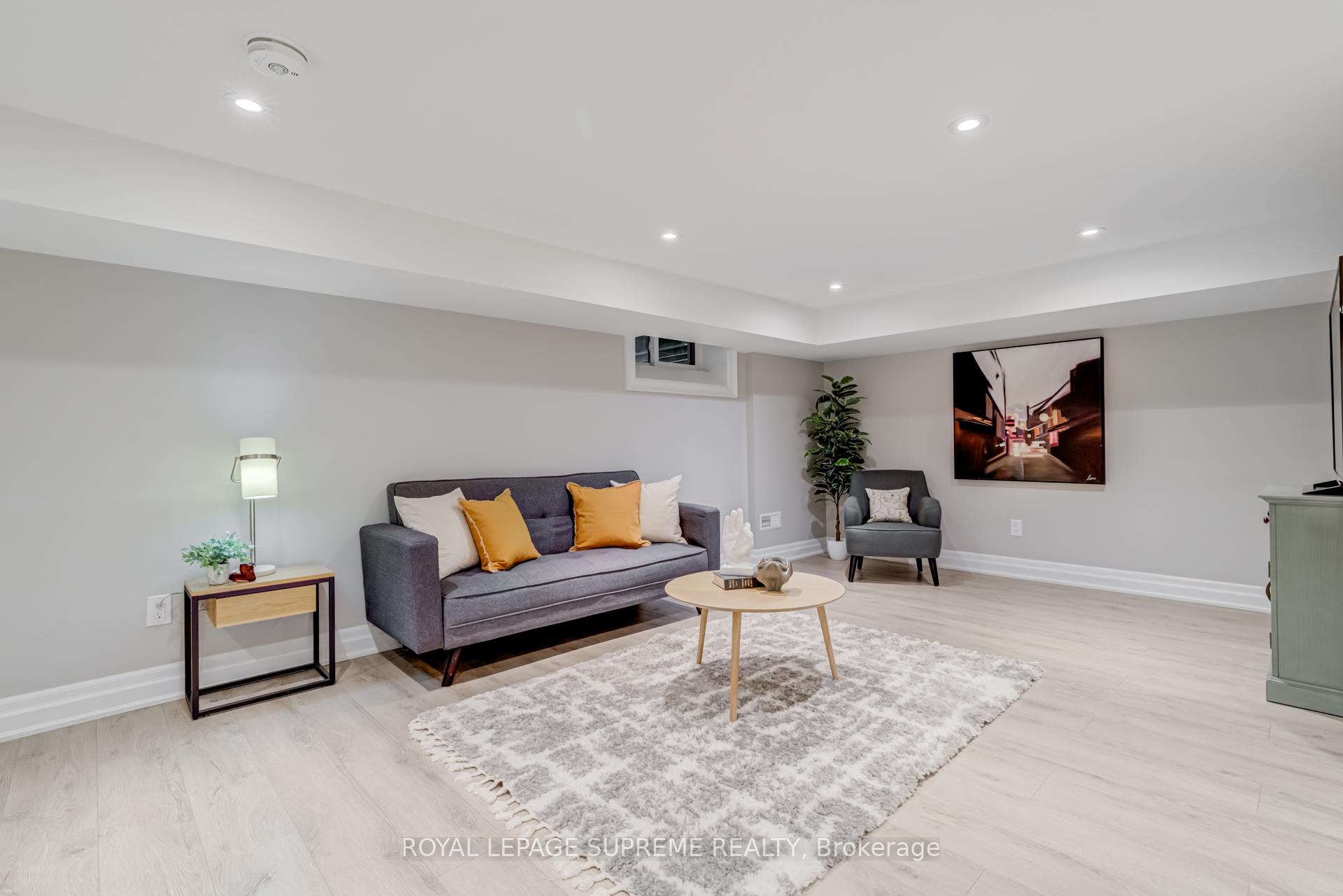 15 Parkchester Road, Toronto W04