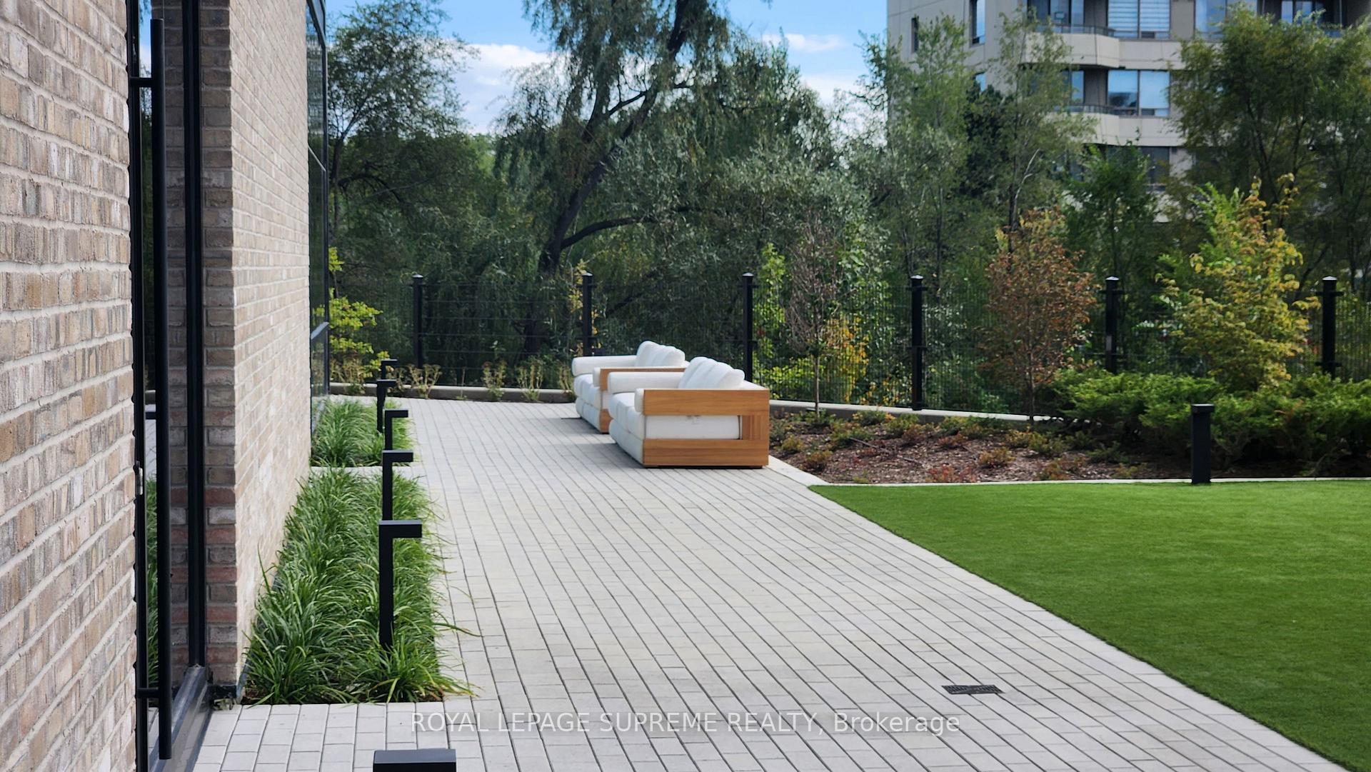 86 Dundas Street E 424