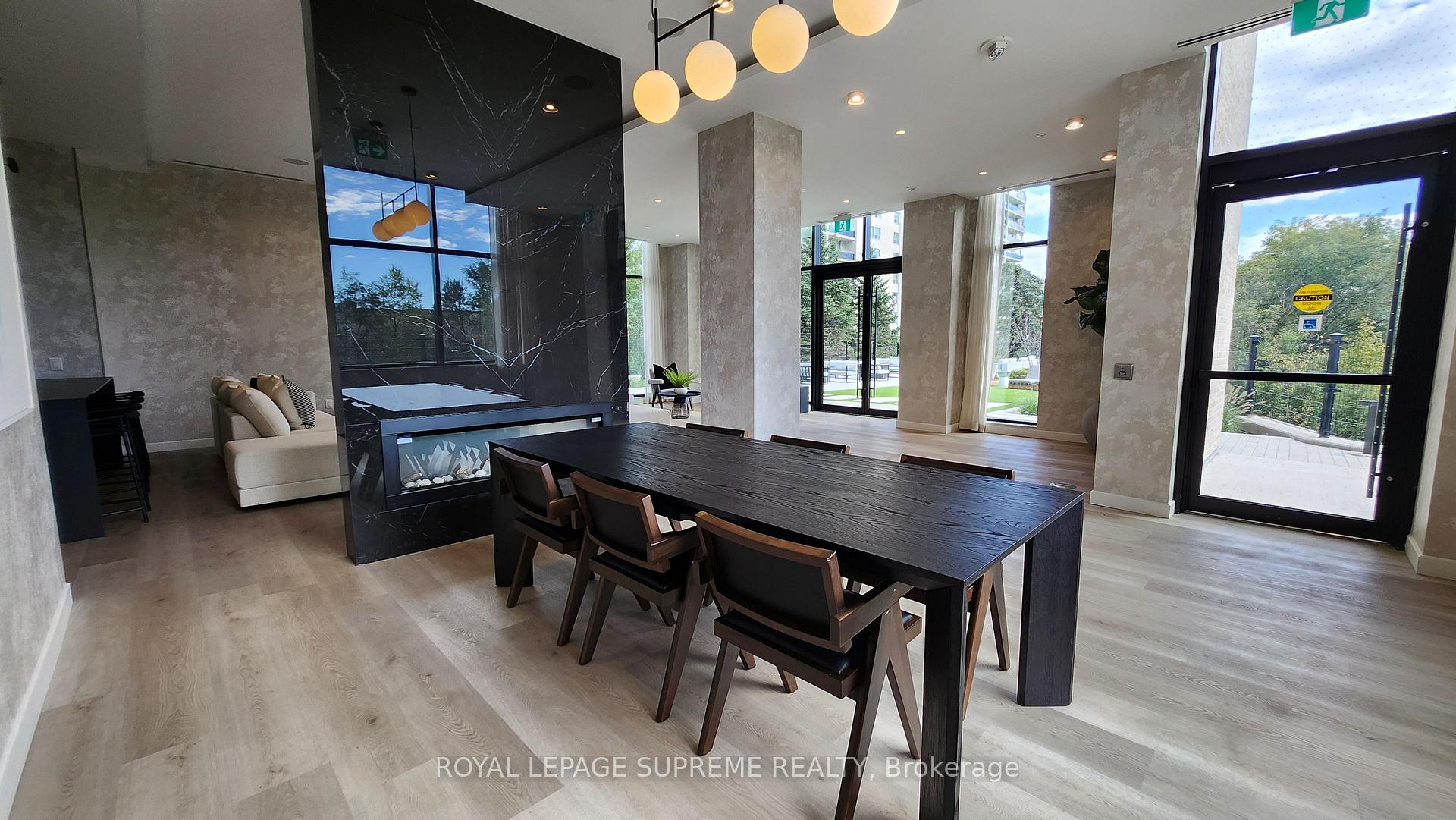 86 Dundas Street E 424