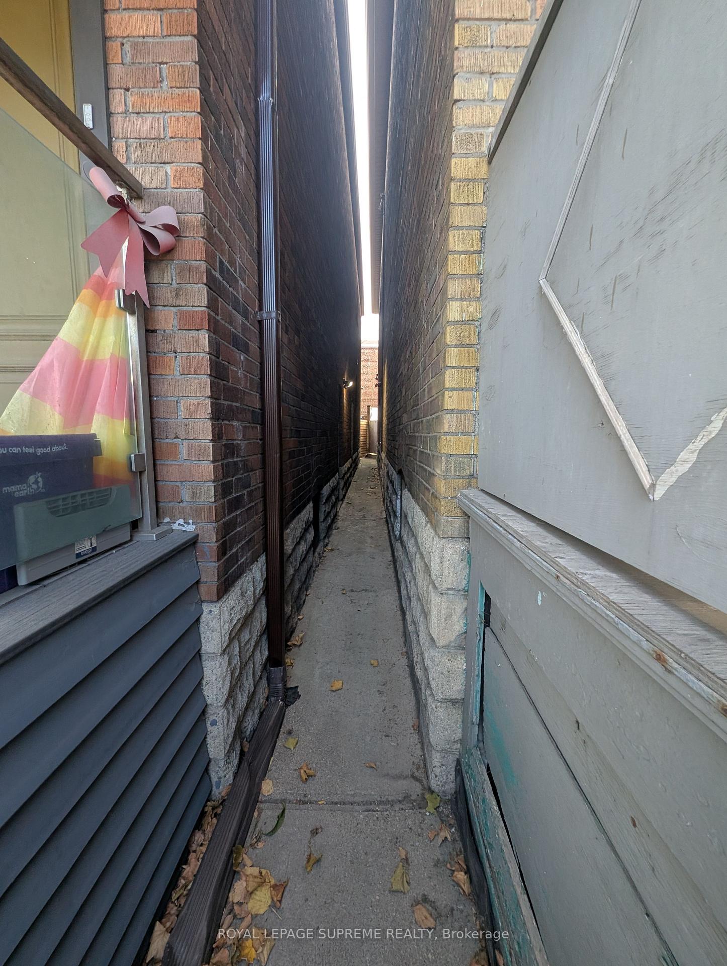 2132 Dundas Street W Lower