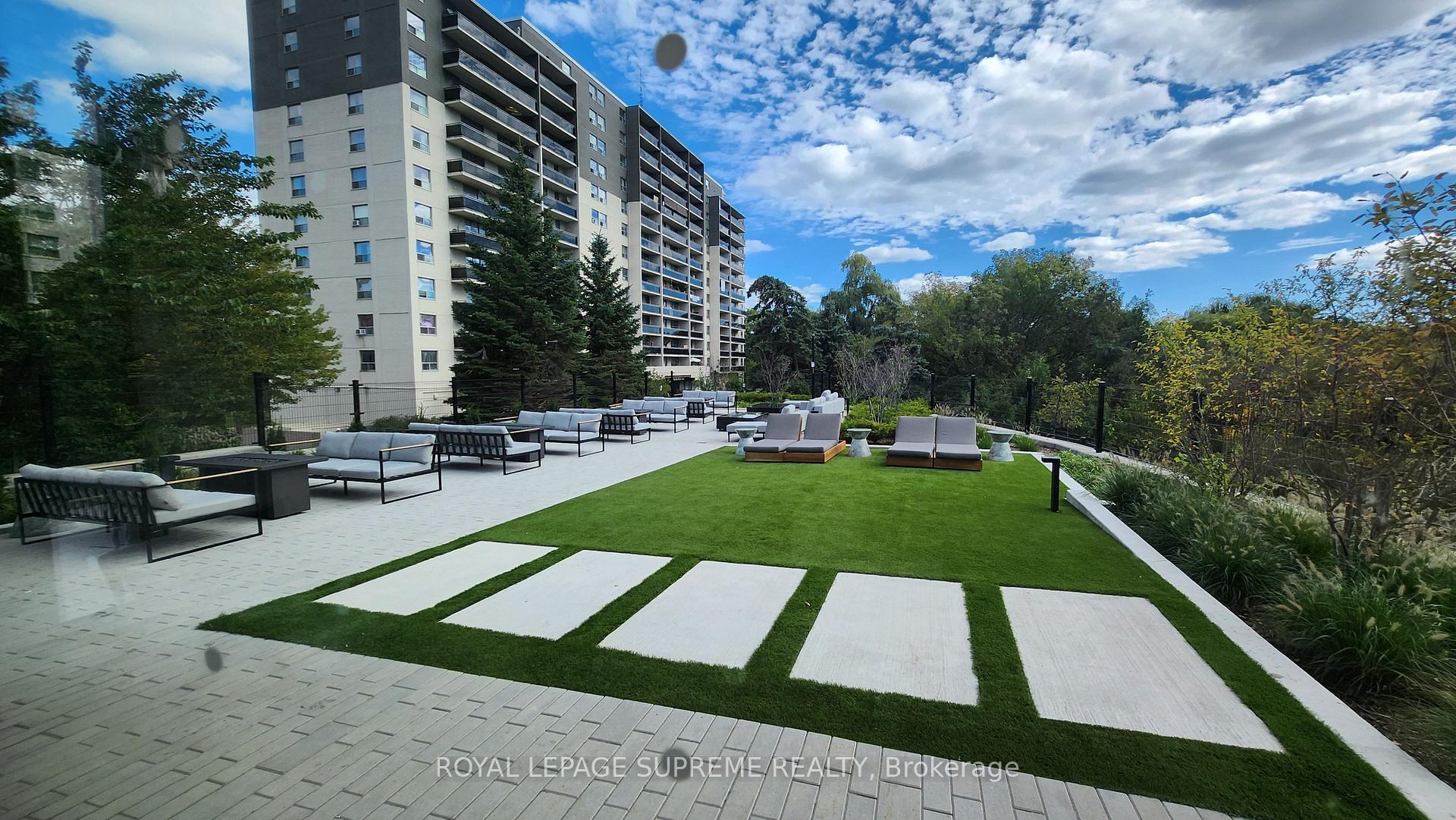 86 Dundas Street E 424