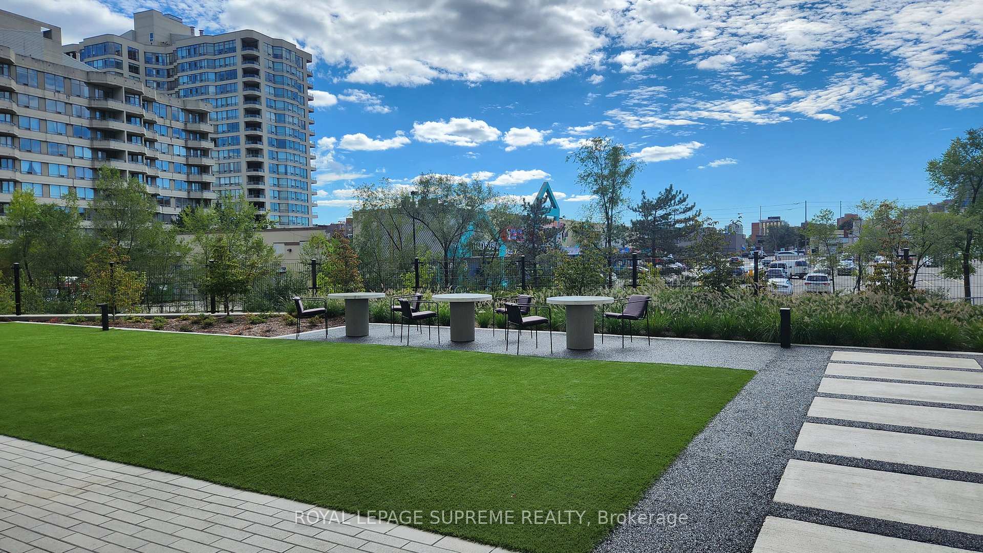 86 Dundas Street E 424