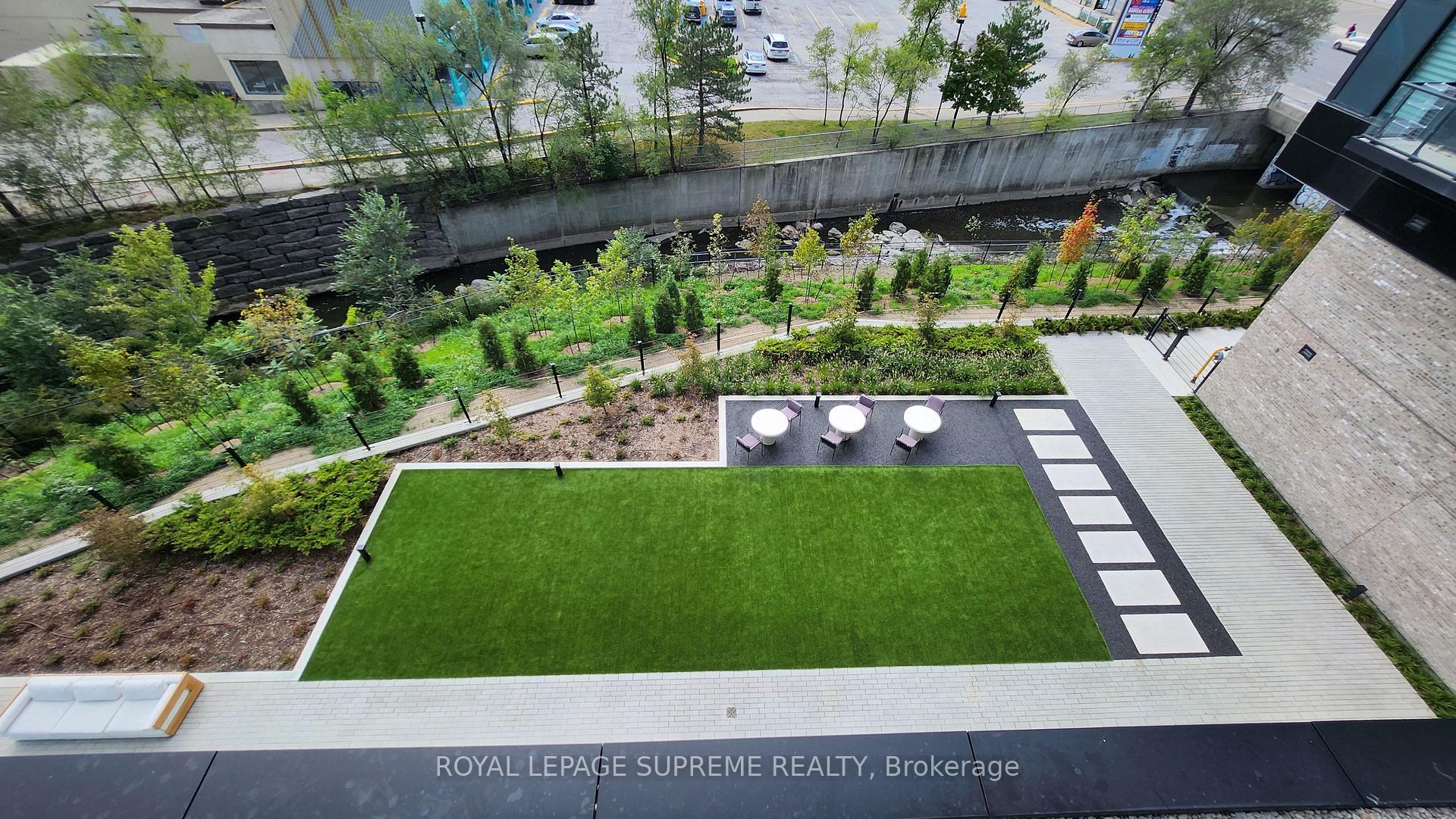 86 Dundas Street E 424