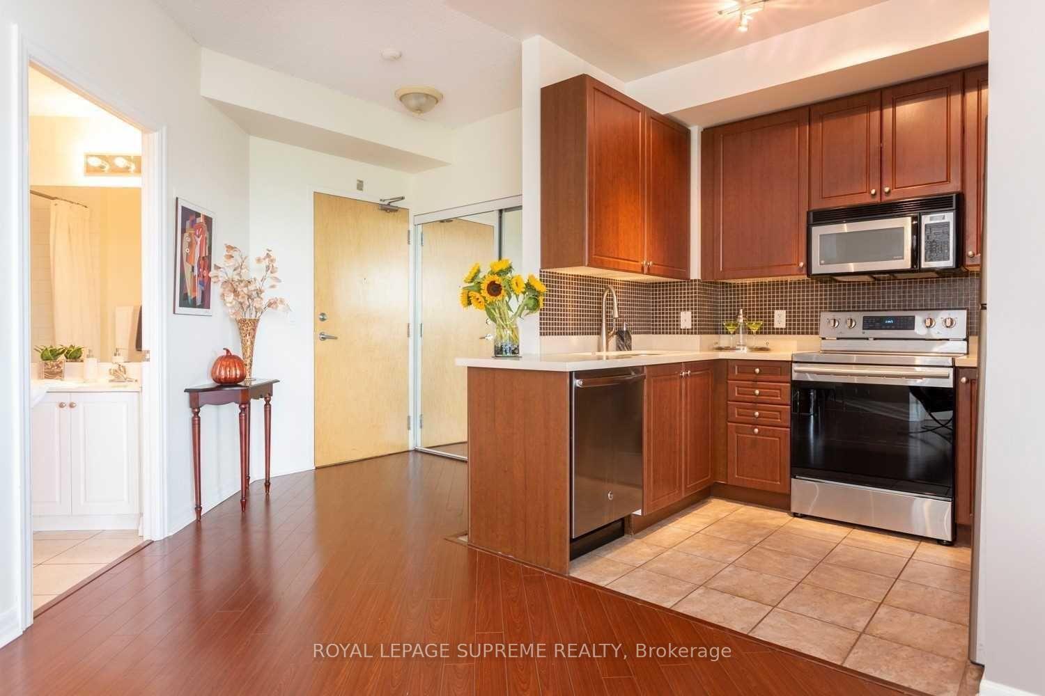 220 Burnhamthorpe Road W 302