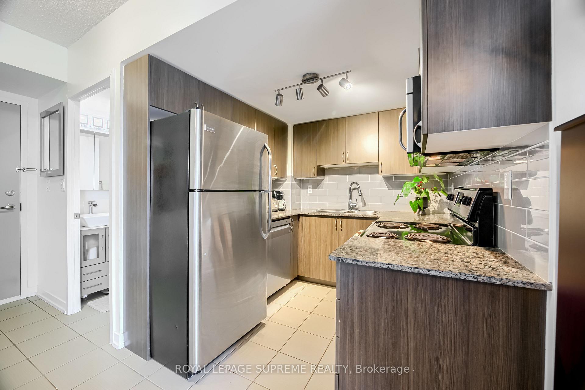 816 Lansdowne Avenue 805