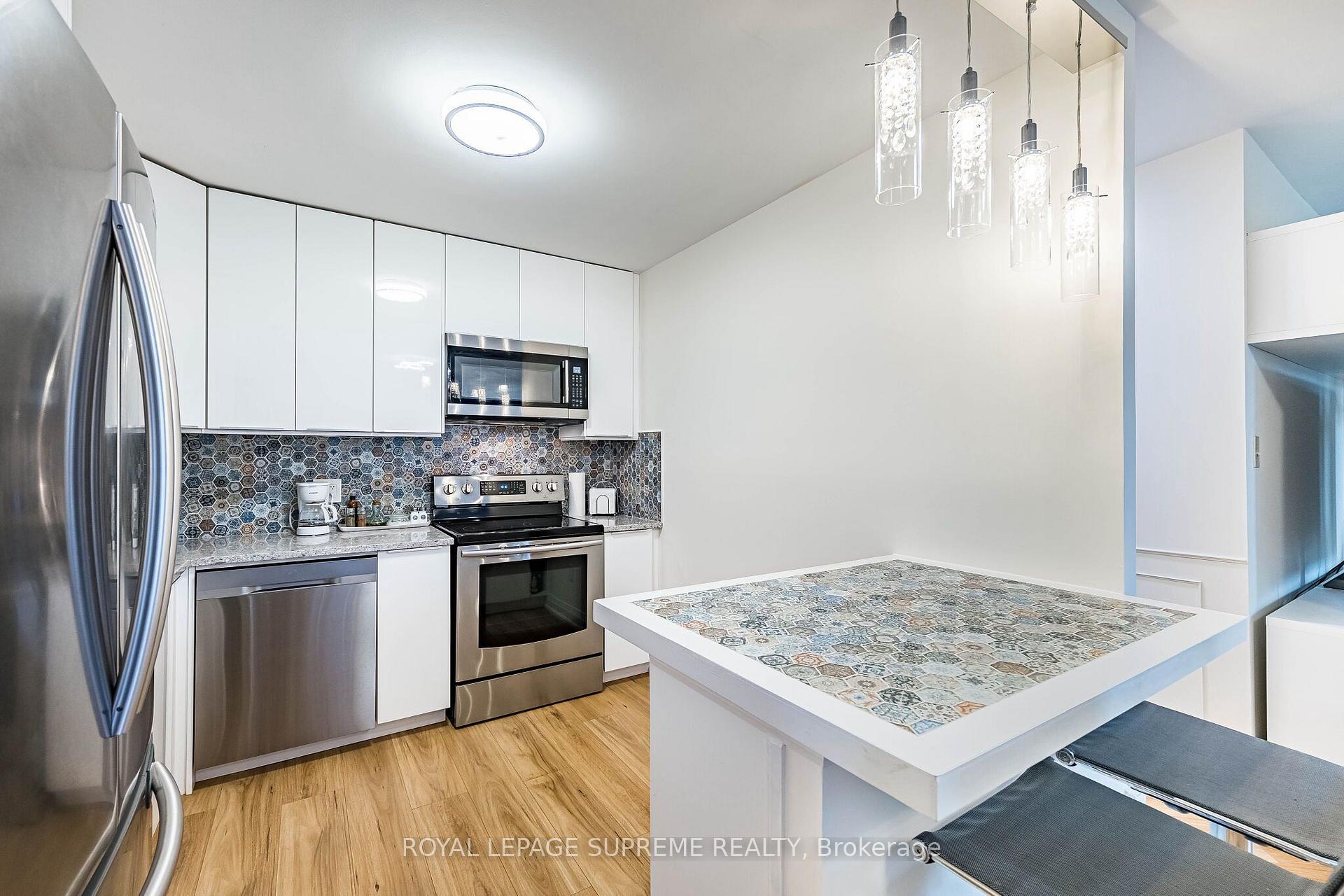 3559 Eglinton Avenue W 409