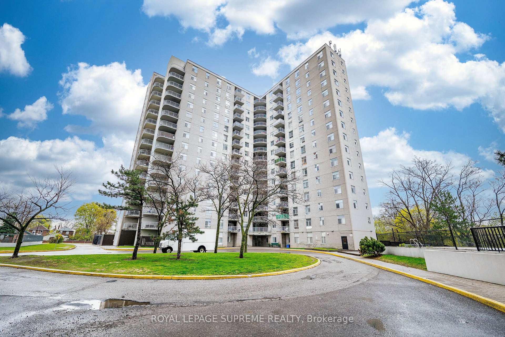 3559 Eglinton Avenue W 409