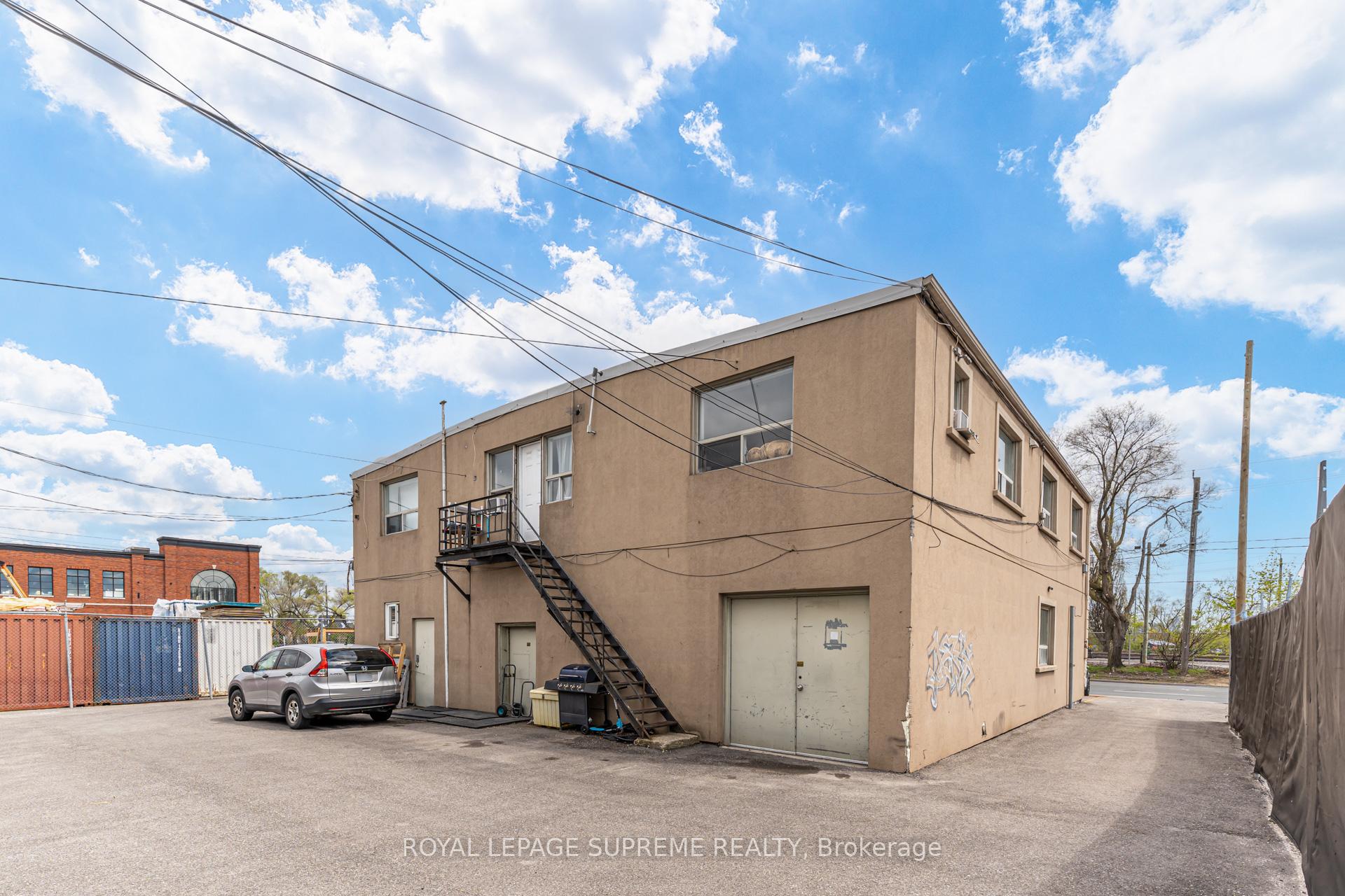 2696 St Clair Avenue W 5