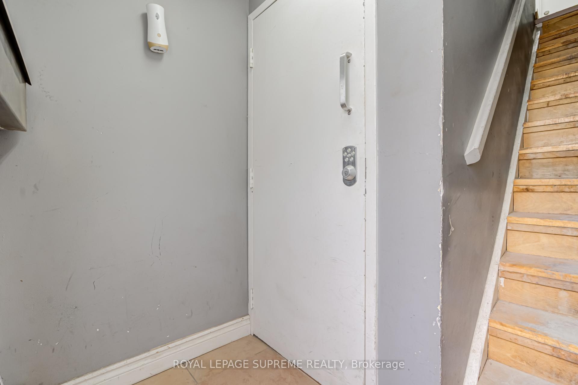 2696 St Clair Avenue W 5