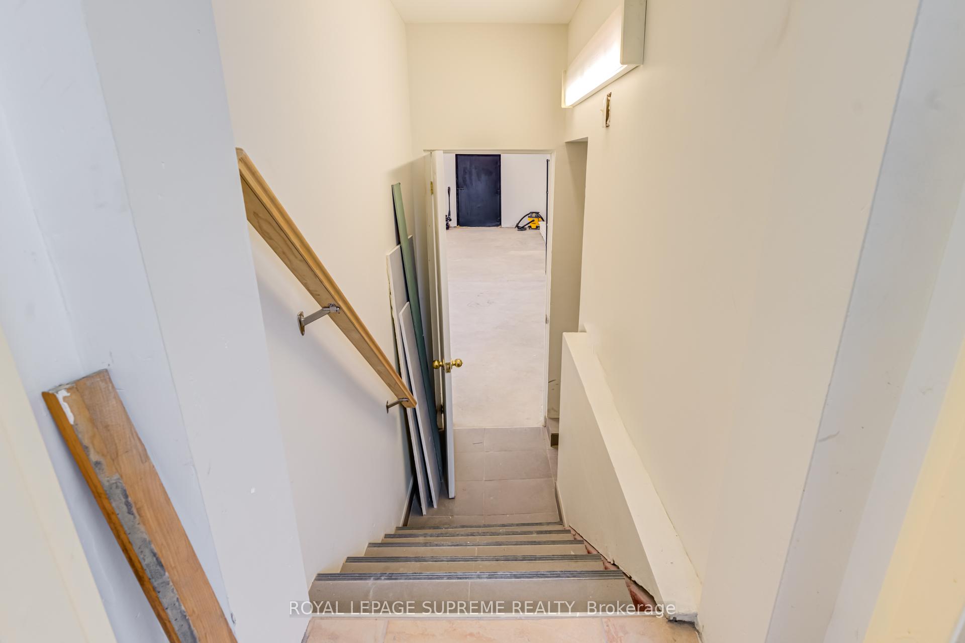 2696 St Clair Avenue W 5