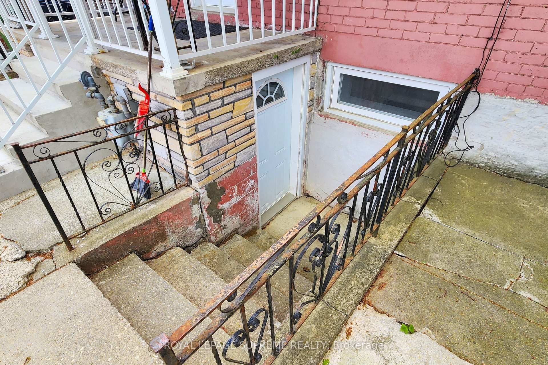 119 Essex Street W