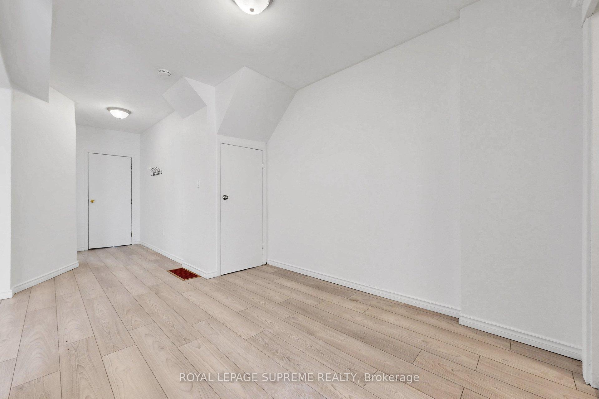 119 Essex Street W