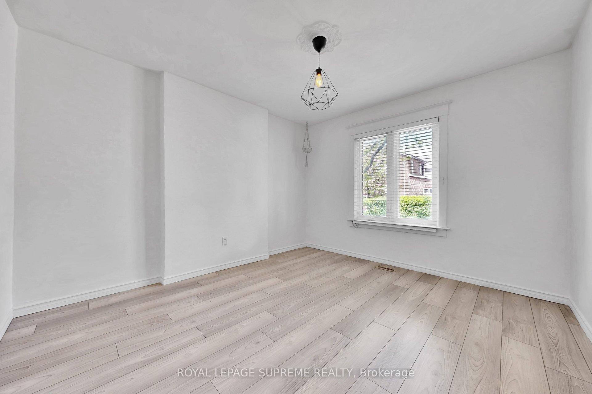 119 Essex Street W