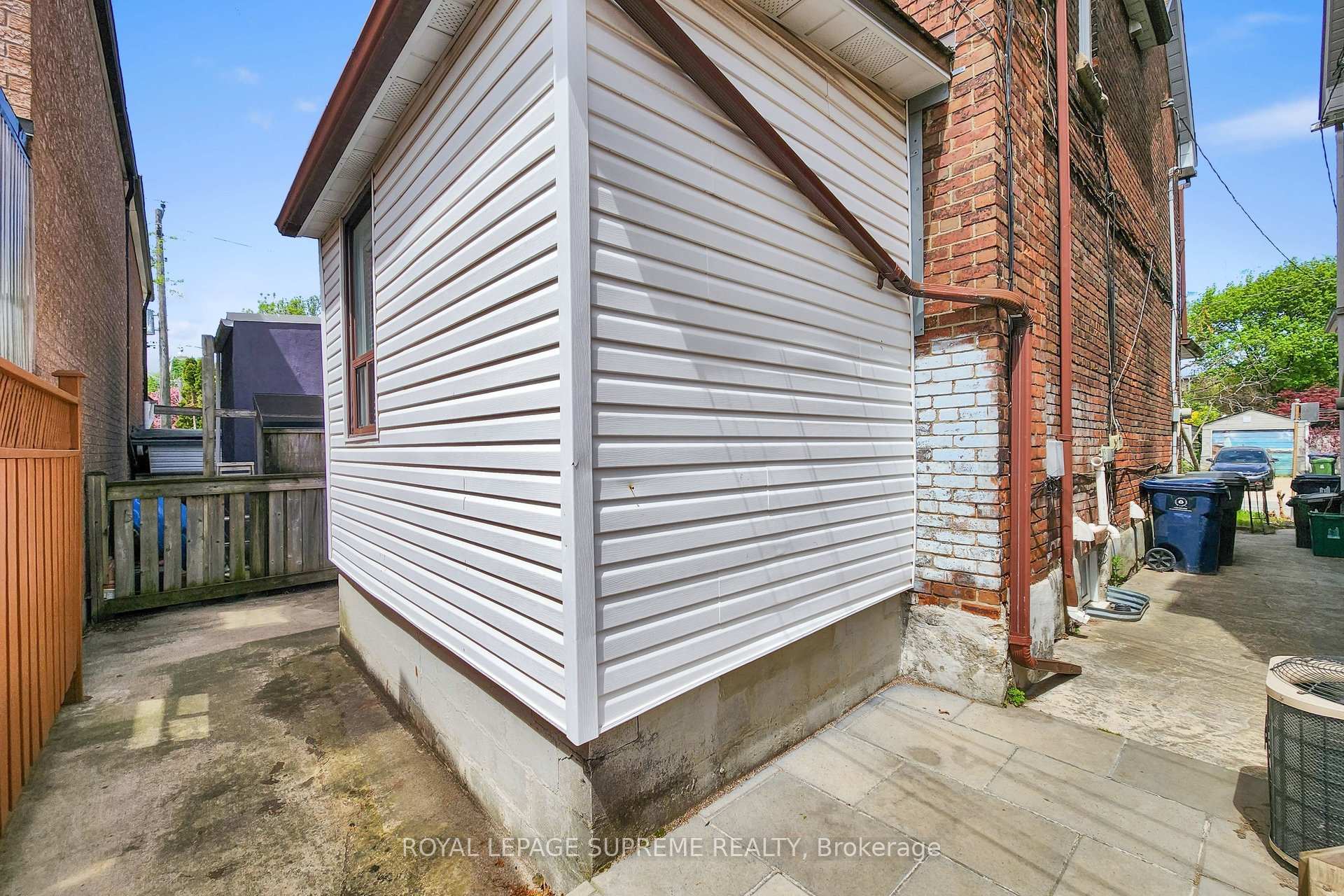 119 Essex Street W