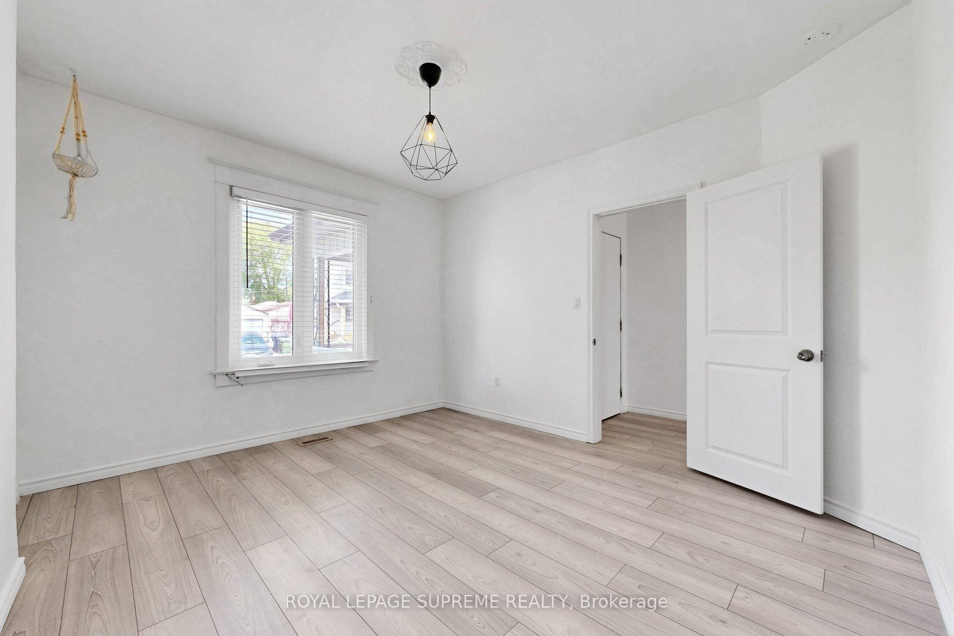 119 Essex Street W
