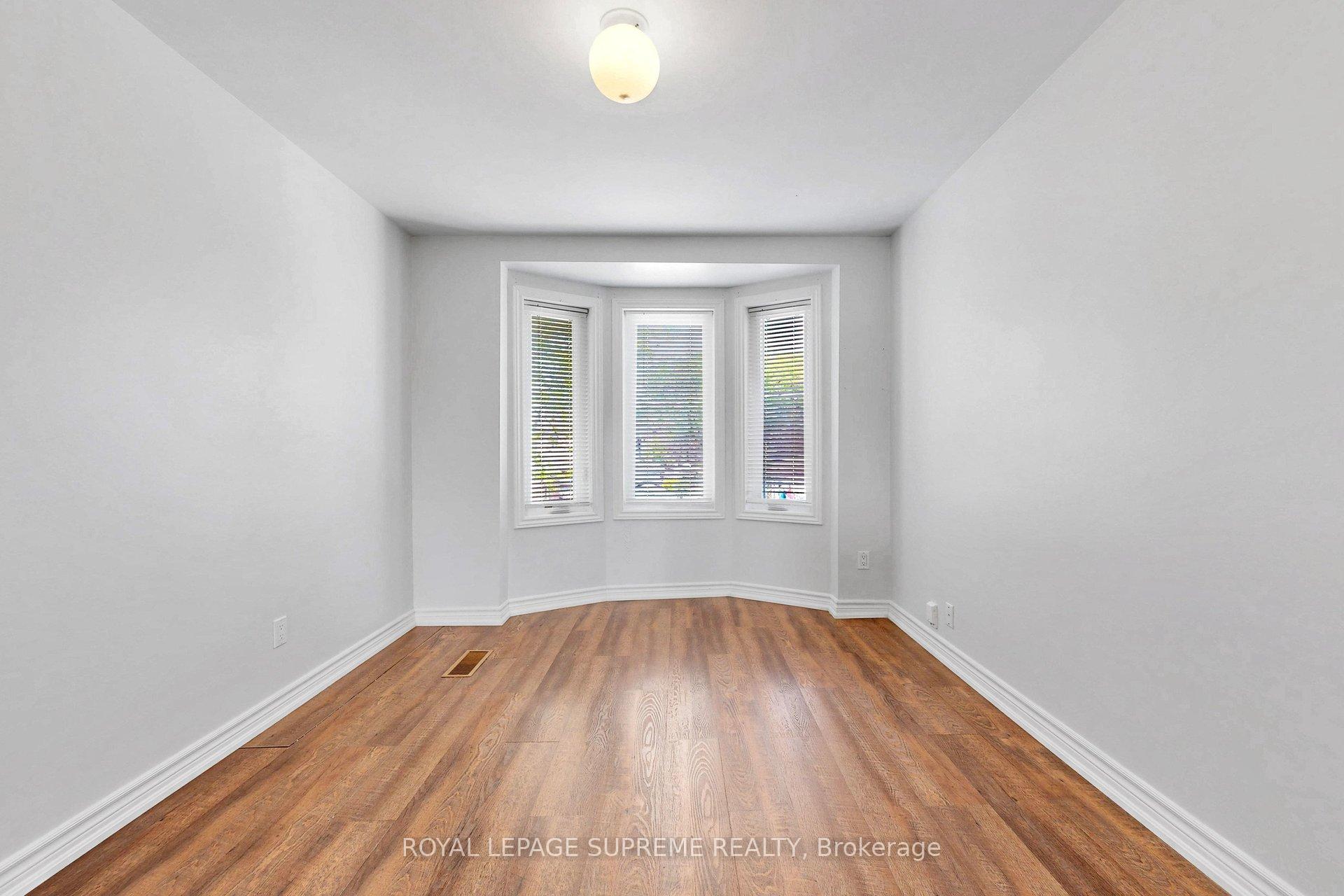 119 Essex Street W