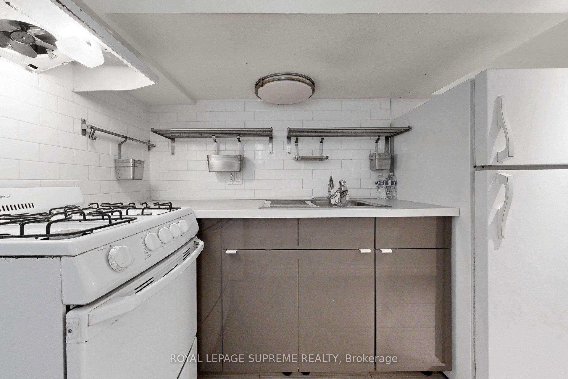 119 Essex Street W