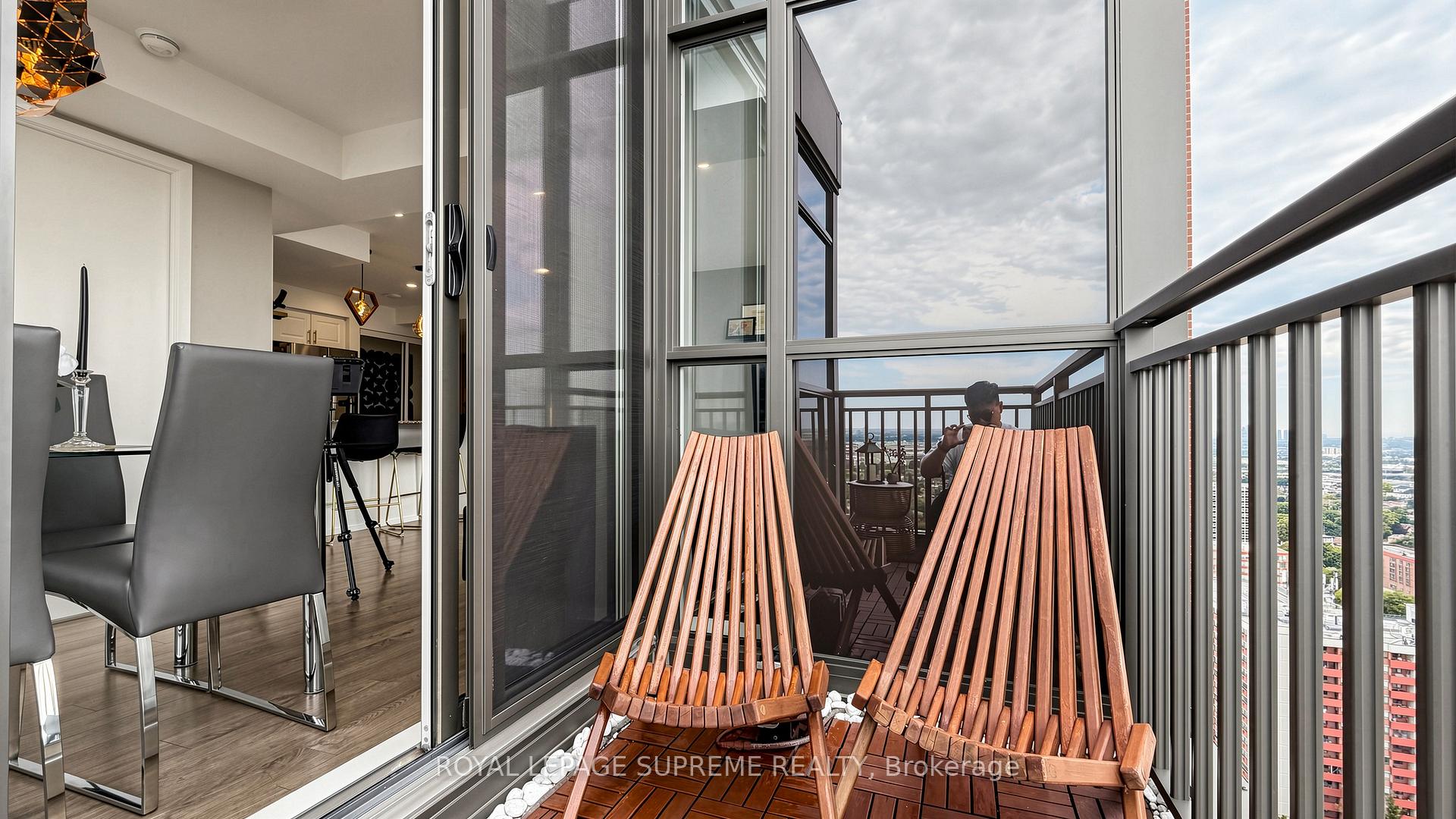 830 W Lawrence Avenue W 2702, Toronto Unit: 2702