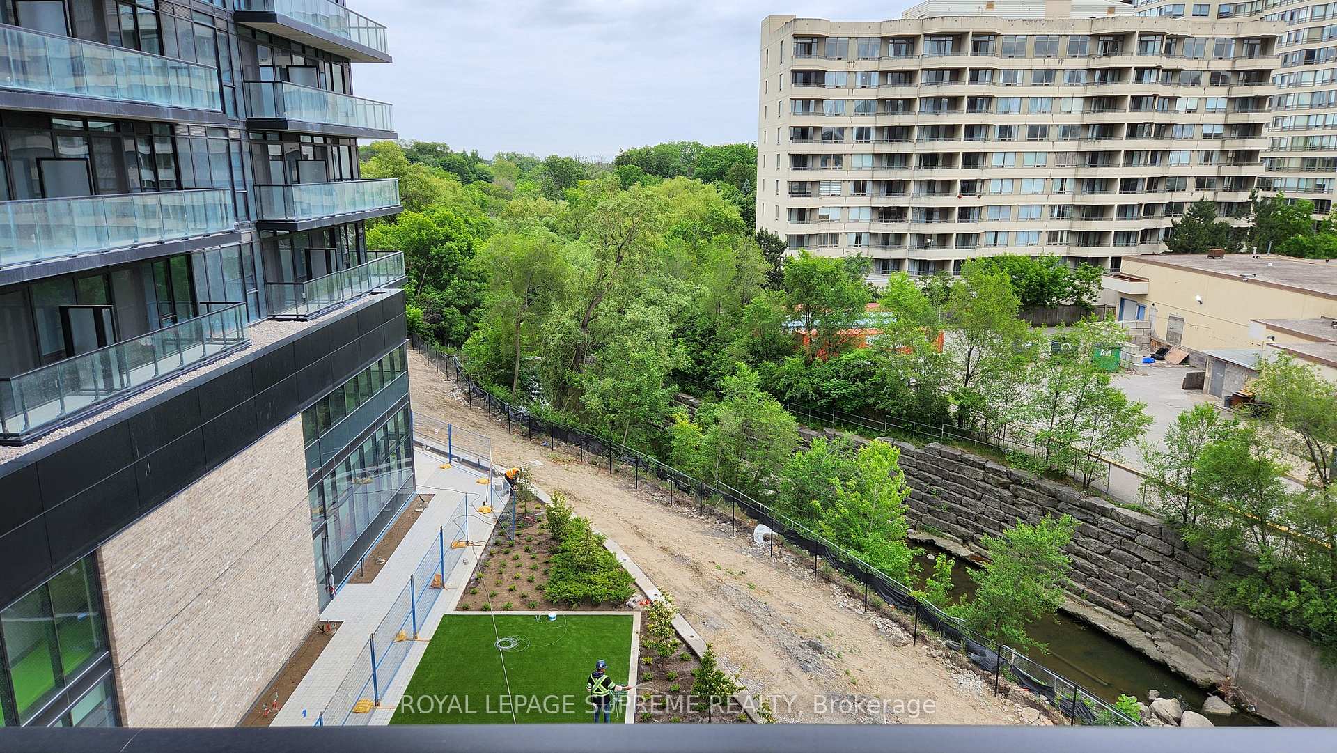 86 Dundas Street E 402