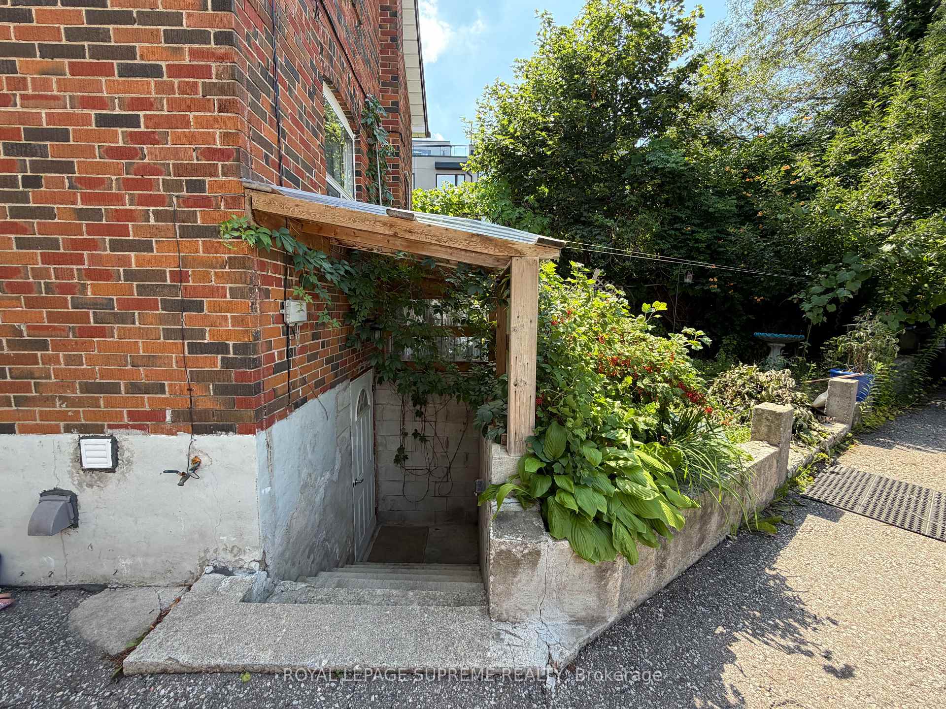 1074 Briar Hill Avenue, Toronto