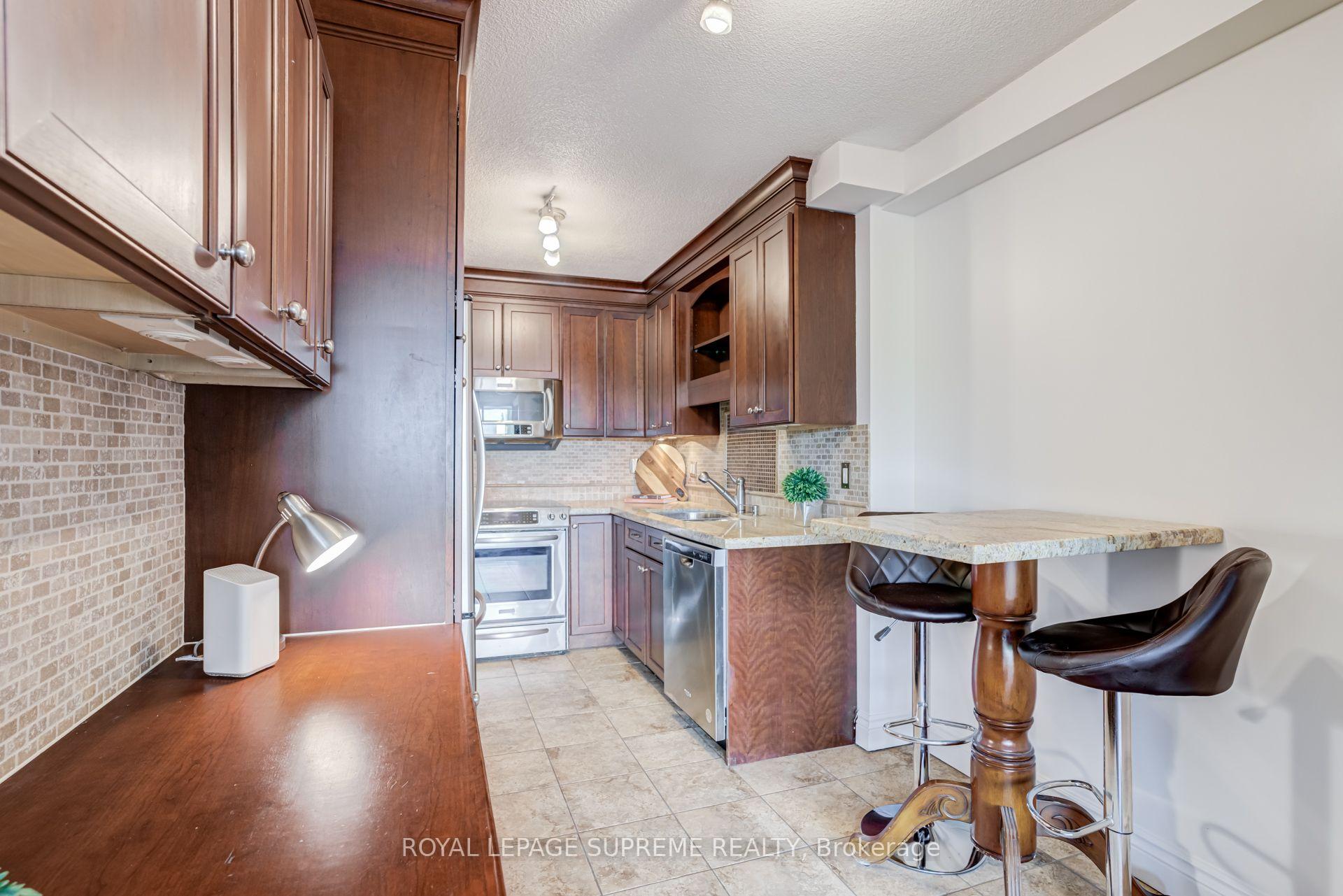 250 Scarlett Road 305, Toronto Unit: 305