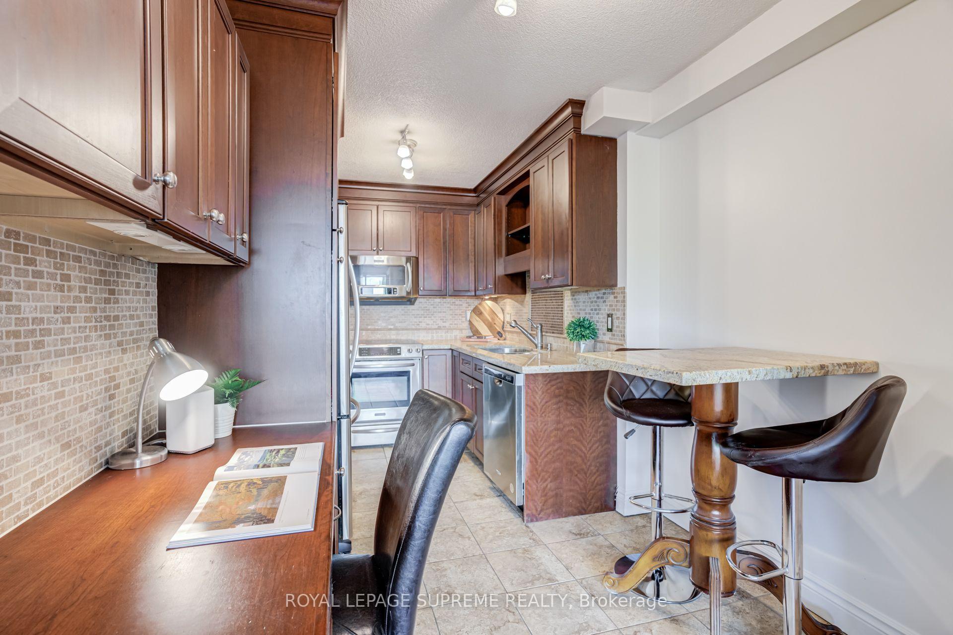 250 Scarlett Road 305, Toronto Unit: 305